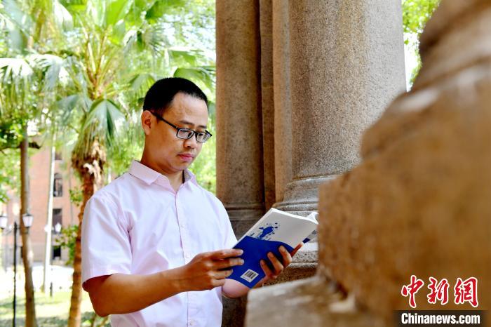 圖為福建師范大學(xué)教育學(xué)院臺灣教師陳昭志正在看書?！蚊?攝