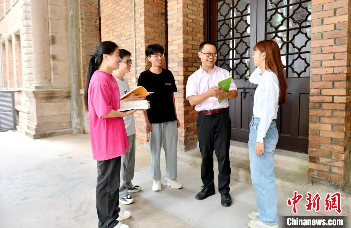 7月4日，臺灣教師陳昭志正在和學(xué)生交流?！蚊?攝