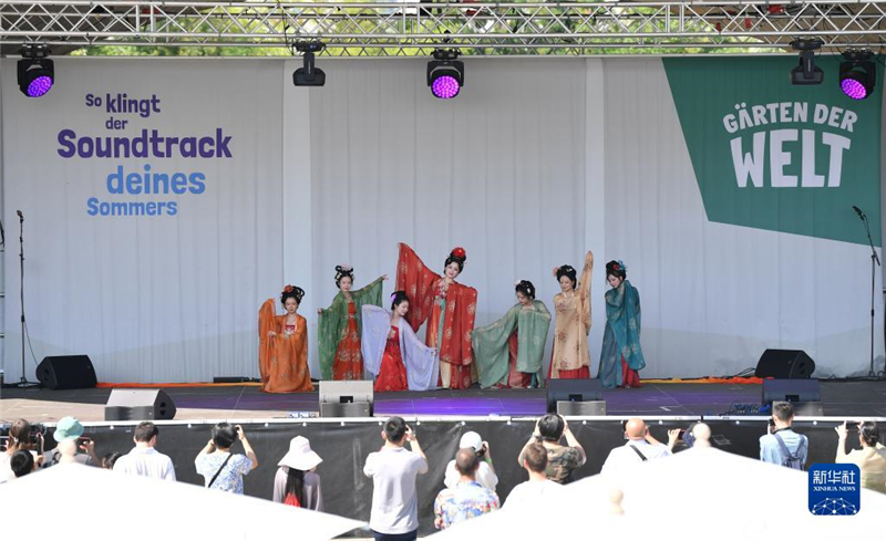 7月8日，在德國柏林世界公園，漢服愛好者進(jìn)行漢服展示。新華社記者 任鵬飛 攝