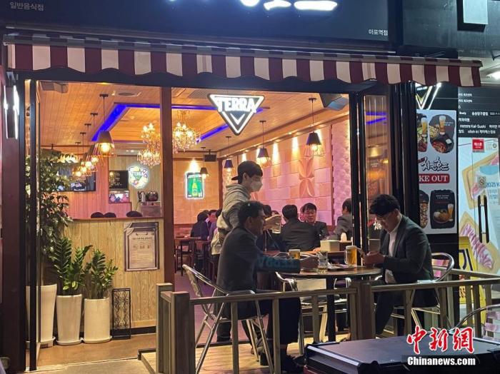 資料圖：韓國首爾市民在餐館用餐。 <a target='_blank' href='/' _fcksavedurl='/'><p  align=