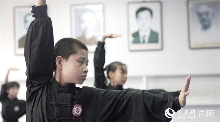 正在練習劈掛拳的武術學童。人民網(wǎng)記者 袁蒙攝
