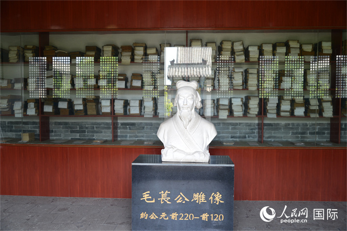 河間詩經(jīng)齋毛萇雕像。雕像后書櫥中陳列的是歷代各版本《詩經(jīng)》及譯本。 人民網(wǎng) 趙昭攝