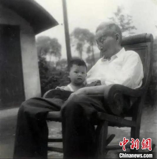 陳望道與幼年的陳曉帆?！￡悤苑﹫D
