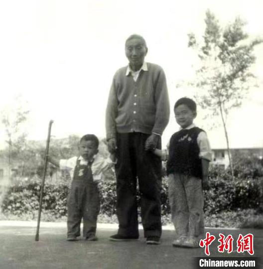 陳望道與幼年的陳曉帆(左)、陳曉帆的哥哥一起合影?！￡悤苑﹫D