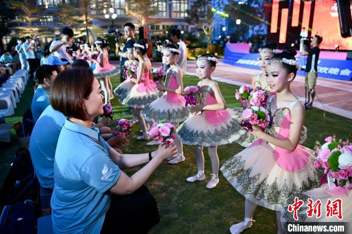 大陸小朋友鮮花送給臺(tái)灣同胞?！⊥鯑|明 攝
