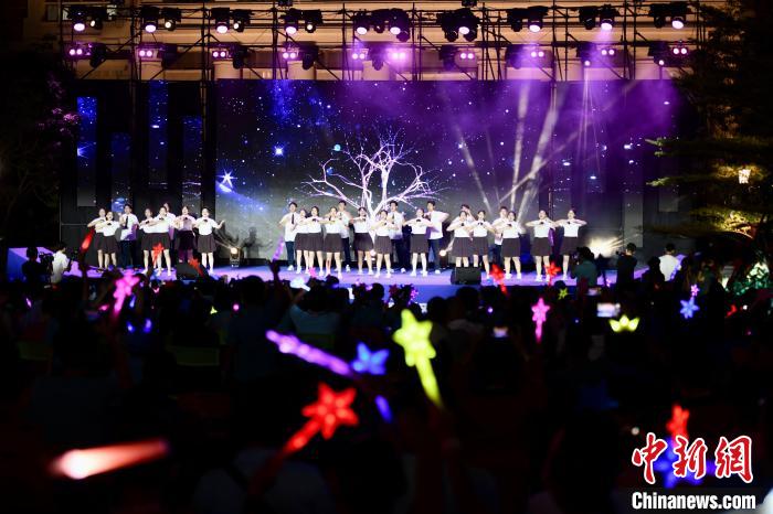 合唱表演《夜空中最亮的星》?！⊥鯑|明 攝