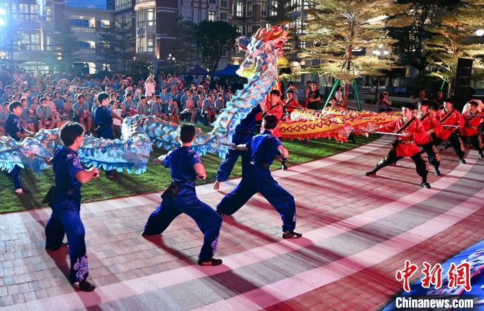 兩岸青少年同臺(tái)呈現(xiàn)龍獅表演?！⊥鯑|明 攝
