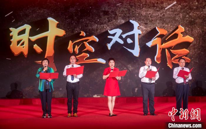 陶侃與陳望道之孫陳曉帆、顏福慶之孫顏志淵、榮毅仁侄女榮智豐深情朗誦《與統(tǒng)戰(zhàn)先輩的時(shí)空對(duì)話》。　張昊 攝