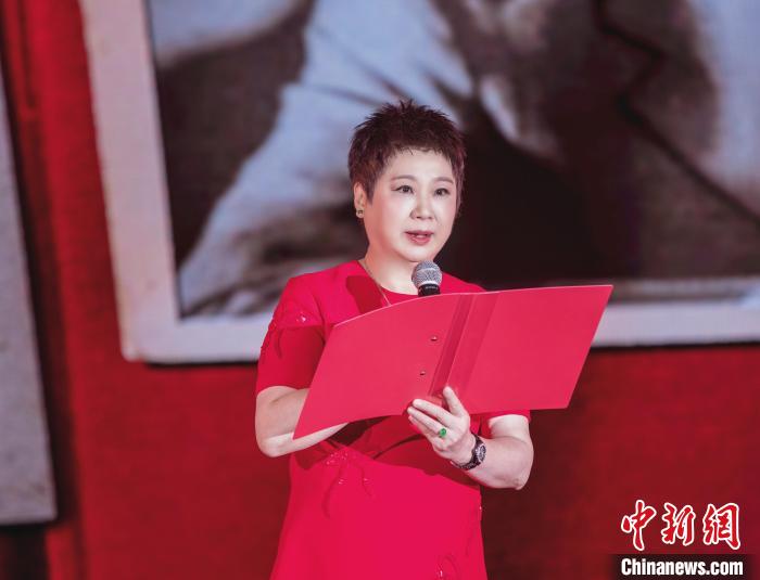 7月16日，榮智豐在2023年上海統(tǒng)戰(zhàn)文化周開幕活動中朗誦《與統(tǒng)戰(zhàn)先輩的時空對話》。　張昊 攝
