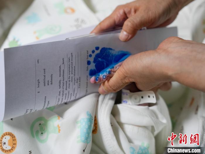 醫(yī)護(hù)人員為新生兒留下腳印?！?攝