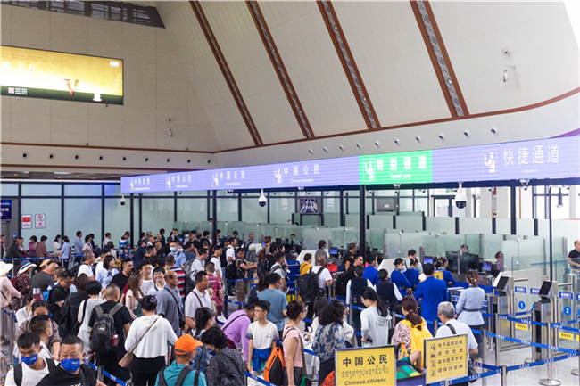7月22日，乘坐中老鐵路國(guó)際旅客列車(chē)的旅客在磨憨邊檢大廳排隊(duì)候檢。衛(wèi)海林 攝