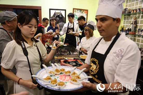 7月19日，參加美食活動(dòng)的多國代表品嘗泰式傳統(tǒng)美食。人民網(wǎng)記者 張矜若攝