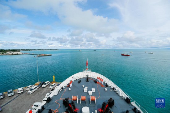 7月22日，中國海軍“和平方舟”號醫(yī)院船駛離基里巴斯首都塔拉瓦。當(dāng)?shù)貢r間22日上午10時，執(zhí)行“和諧使命-2023”任務(wù)的中國海軍“和平方舟”號醫(yī)院船圓滿結(jié)束對基里巴斯的首次訪問，駛離基里巴斯首都塔拉瓦，前往本次任務(wù)的第二站湯加努庫阿洛法港。新華社發(fā)（黎宇 攝）