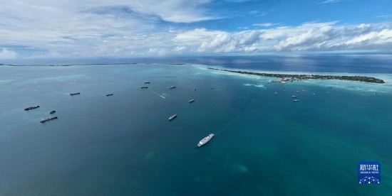 7月22日，中國海軍“和平方舟”號醫(yī)院船結(jié)束基里巴斯訪問，駛離塔拉瓦港。新華社發(fā)（桂江波 攝）