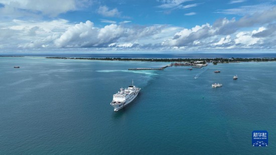 7月22日，中國海軍“和平方舟”號醫(yī)院船結(jié)束基里巴斯訪問，駛離塔拉瓦港。新華社發(fā)（桂江波 攝）