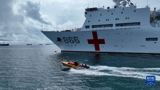 7月22日，中國海軍“和平方舟”號醫(yī)院船駛離塔拉瓦港途中，基里巴斯當(dāng)?shù)孛癖婑{船揮手告別。新華社發(fā)（桂江波 攝）