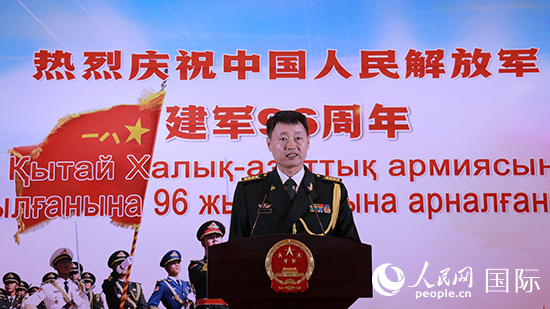 國防武官胡德君大校發(fā)表致辭。人民網(wǎng)記者 李強攝