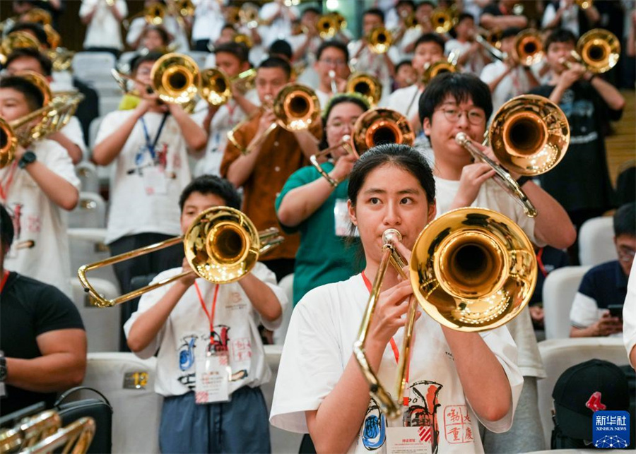 8月1日，在第九屆中國國際低音銅管藝術(shù)節(jié)的一場公益大師課上，低音銅管樂器愛好者在練習(xí)長號。新華社記者 劉潺 攝