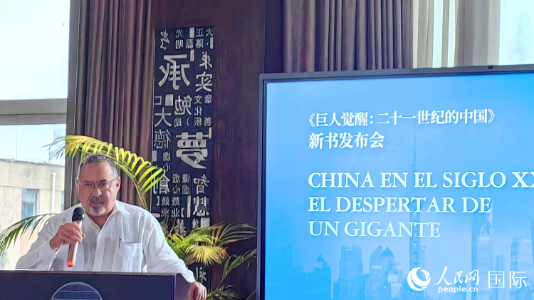 羅德里格斯博士現(xiàn)場介紹著作。吳志華攝