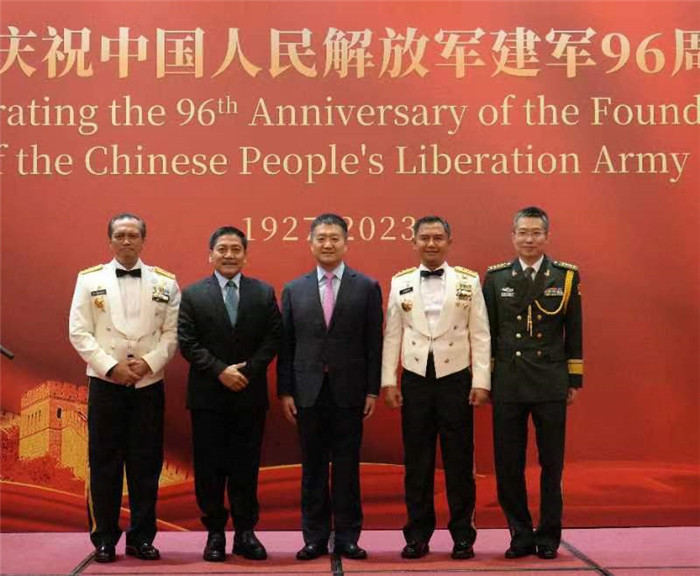 圖為陸慷大使與印尼貴賓合影。中國(guó)駐印度尼西亞使館供圖