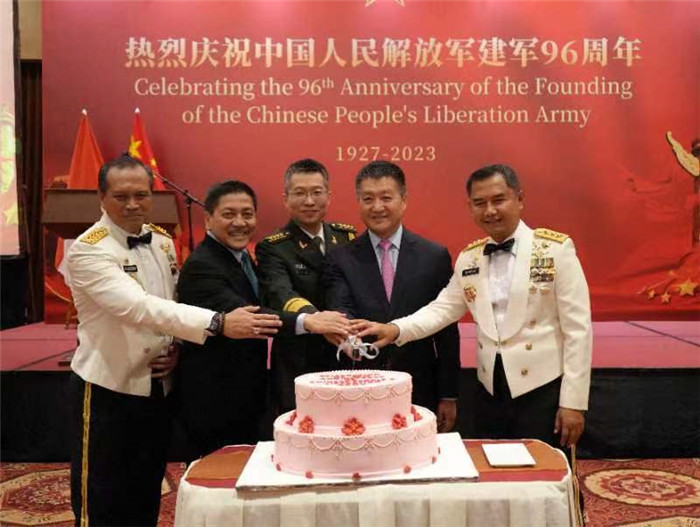 圖為陸慷大使與印尼貴賓共切生日蛋糕。中國(guó)駐印度尼西亞使館供圖