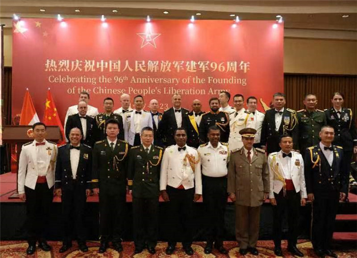 圖為徐勝武官與參加招待會(huì)的各國(guó)武官、武官處代表合影。中國(guó)駐印度尼西亞使館供圖