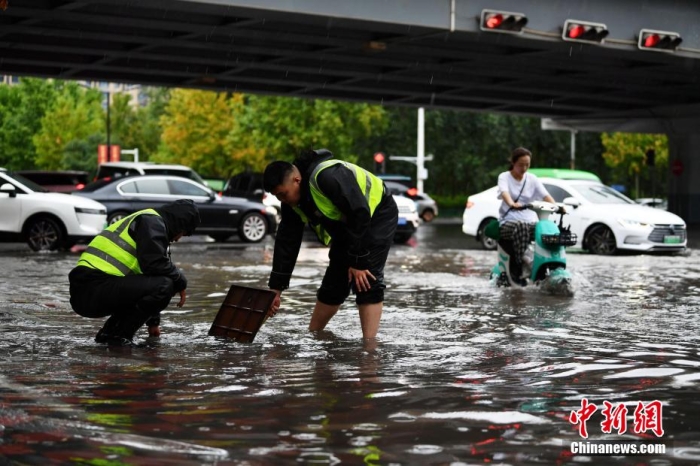 7月30日，河北省持續(xù)發(fā)布暴雨紅色預警信號。受今年第5號臺風“杜蘇芮”殘余環(huán)流影響，7月28日以來，地處華北地區(qū)的河北省大部出現(xiàn)降雨。30日17時，該省氣象臺發(fā)布當日第三次暴雨紅色預警信號。石家莊市城區(qū)不少區(qū)域積水嚴重，城管、環(huán)衛(wèi)、園林、市政等部門緊急出動，聯(lián)合疏堵保暢，筑牢防汛安全屏障。圖為石家莊裕華區(qū)城管局防汛隊員對沿街收水井進行雜物清理，以保證排水暢通。翟羽佳 攝