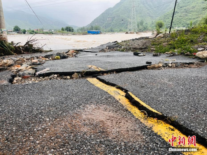 受臺(tái)風(fēng)“杜蘇芮”影響，7月29日至8月1日，河北省淶水縣普降暴雨，持續(xù)強(qiáng)降雨和強(qiáng)風(fēng)天氣引發(fā)洪水險(xiǎn)情。連日來，當(dāng)?shù)亟M織數(shù)千人搶險(xiǎn)救援隊(duì)伍，集中力量加快排水、清理路面、救援拋錨車輛、搶修倒伏電線桿等工作。8月1日，方便面、飲用水、火腿腸、面包等首批調(diào)撥救災(zāi)物資送抵救災(zāi)一線，并于當(dāng)天發(fā)放到受災(zāi)群眾手中。目前，淶水縣受損交通、電力、通信等基礎(chǔ)設(shè)施正在加緊搶修，山區(qū)受困人員已分批轉(zhuǎn)移，各項(xiàng)搶險(xiǎn)救災(zāi)工作正在有序進(jìn)行中。圖為淶水縣婁村鎮(zhèn)南安莊村被洪水沖毀的路面。(文/呂子豪 楊猛)李金璐 攝