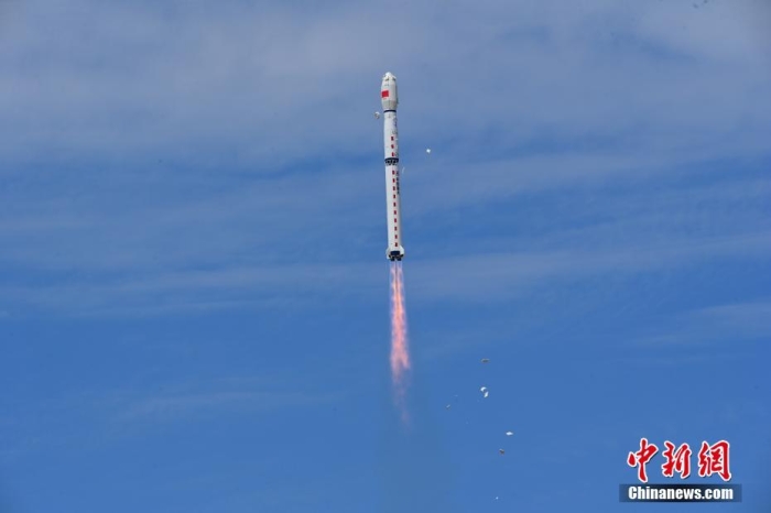 8月3日11時(shí)47分，中國(guó)在酒泉衛(wèi)星發(fā)射中心用長(zhǎng)征四號(hào)丙遙四十四運(yùn)載火箭，成功發(fā)射風(fēng)云三號(hào)06星，衛(wèi)星順利進(jìn)入預(yù)定軌道，任務(wù)取得圓滿(mǎn)成功。該衛(wèi)星將接替在軌超期服役的風(fēng)云三號(hào)C星，探測(cè)數(shù)據(jù)主要用于天氣預(yù)報(bào)、大氣化學(xué)和氣候變化監(jiān)測(cè)業(yè)務(wù)及研究。汪江波 攝