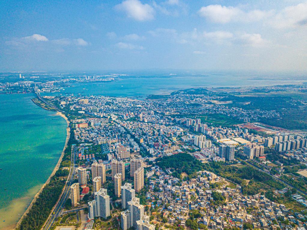 這是海南自貿(mào)港重點園區(qū)——洋浦經(jīng)濟開發(fā)區(qū)所在的環(huán)新英灣地區(qū)（無人機照片，2023年2月26日攝）。新華社記者 蒲曉旭 攝