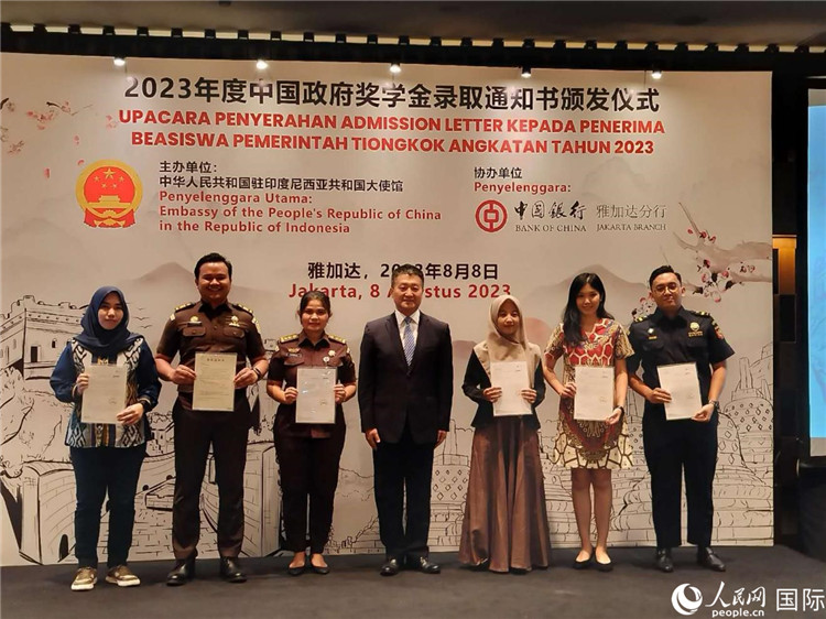 陸慷大使與獲得中國政府獎學金的印尼學子合影。 人民網(wǎng)記者 李培松攝