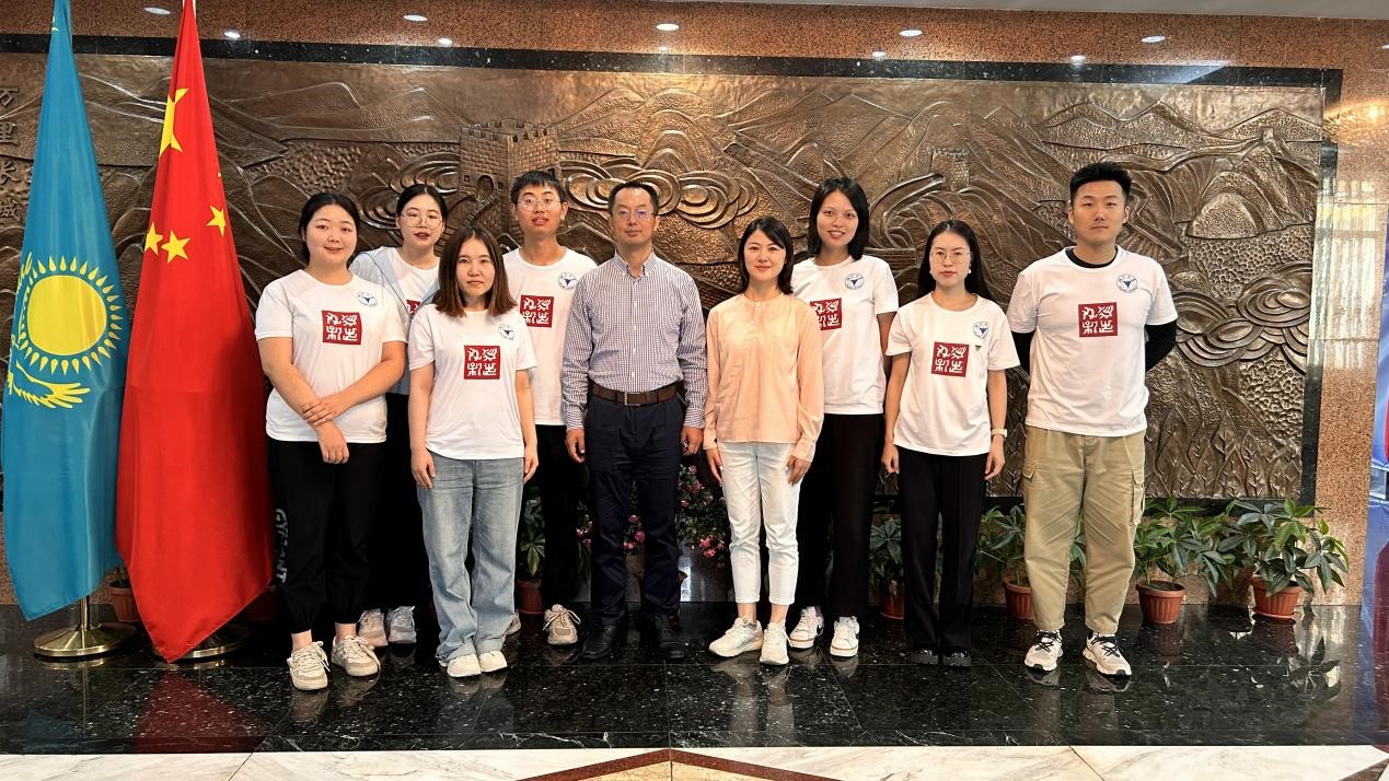 浙江大學(xué)實(shí)踐團(tuán)拜訪中國(guó)駐阿拉木圖總領(lǐng)館。浙江大學(xué)供圖