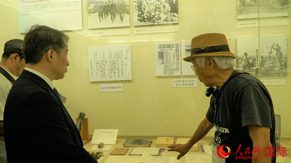毒氣島歷史研究所事務(wù)局長山內(nèi)正之在毒氣資料館為大家介紹日軍發(fā)動(dòng)毒氣戰(zhàn)的罪證。人民網(wǎng) 蔣曉辰攝