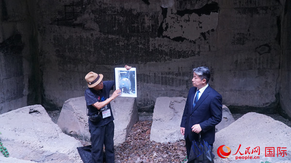 毒氣島歷史研究所事務(wù)局長山內(nèi)正之在毒氣儲(chǔ)存遺址為大家介紹日軍發(fā)動(dòng)毒氣戰(zhàn)的罪證。人民網(wǎng) 蔣曉辰攝