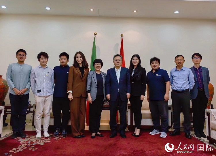 趙志遠大使（右五）、使館工作人員與人民網(wǎng)記者合影。