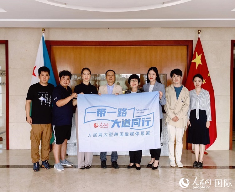 胡斌大使（左四）、使館工作人員與人民網(wǎng)記者合影。