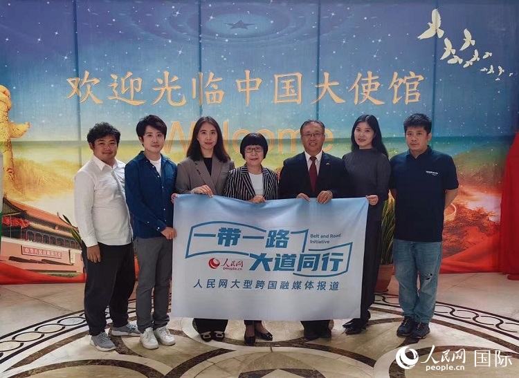 崔建春大使（右三）與人民網(wǎng)記者合影。