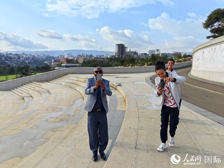 亞的斯亞貝巴友誼廣場的游客與人民網(wǎng)記者互動。人民網(wǎng)記者 陳星星攝
