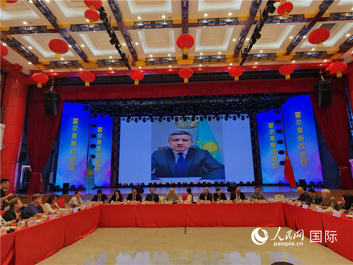 哈外交部駐阿拉木圖副代表拉伊莫夫視頻致辭。人民網(wǎng)記者 李強攝
