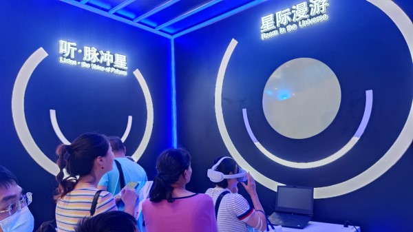 9月2日，貴州展館里觀眾排隊(duì)體驗(yàn)VR。受訪者供圖