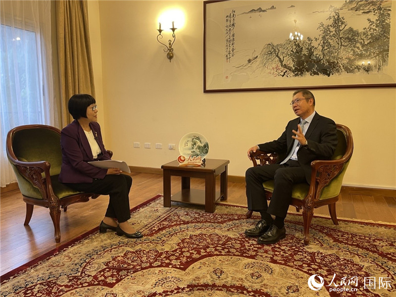 胡長春大使接受人民網(wǎng)記者唐維紅采訪。人民網(wǎng)記者 趙艷紅攝