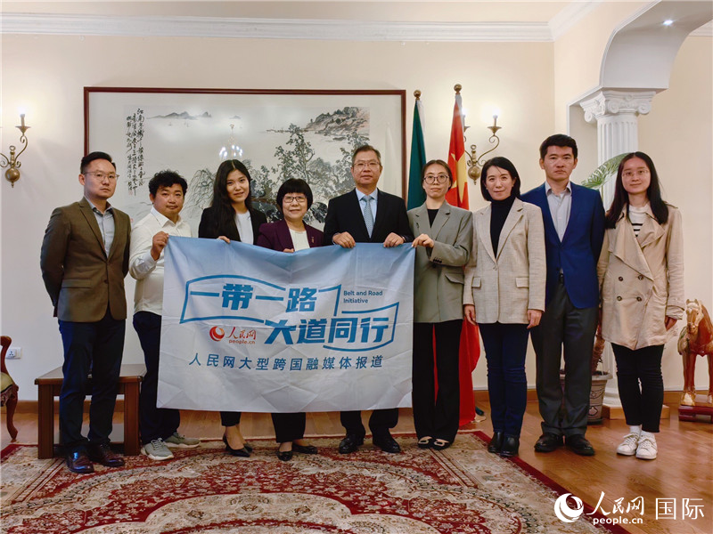 胡長春大使、駐非盟使團(tuán)工作人員與人民網(wǎng)記者合影。
