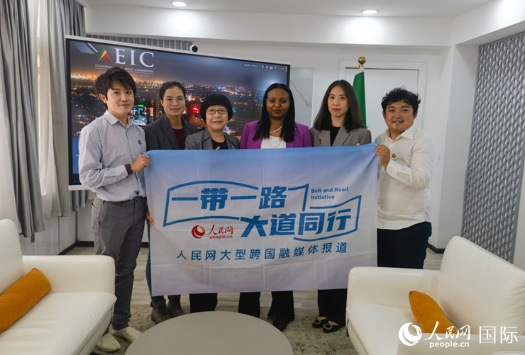 萊利斯（右三）、埃塞投資委中國(guó)投資顧問(wèn)萬(wàn)巧云（左二）與人民網(wǎng)記者合影。