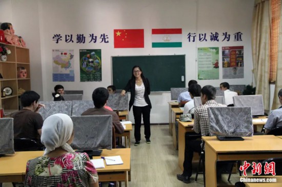 2014年，塔吉克斯坦國立民族大學(xué)的孔子學(xué)院內(nèi)，教師正在為塔吉克斯坦學(xué)生授課。田冰 攝