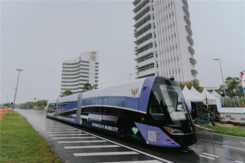 9月6日下午，由中車株洲所自主研發(fā)制造的全球首輛氫能源智軌電車正式亮相馬來西亞砂拉越州古晉市。中車株洲所供圖