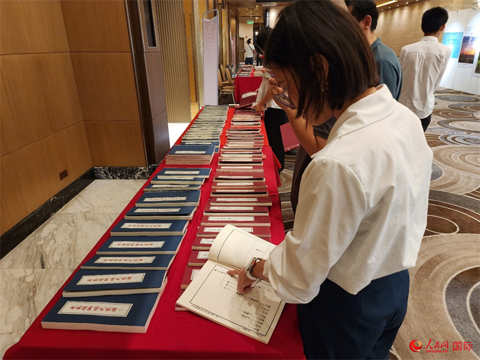 現(xiàn)場嘉賓參觀“根脈尋蹤”泉州百個家族移民菲律賓族譜展。人民網(wǎng)記者 樊帆攝
