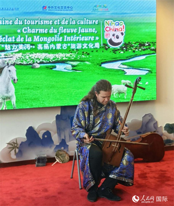 法國音樂家馬修·勒庫演奏馬頭琴。人民網(wǎng)記者 尚凱元攝