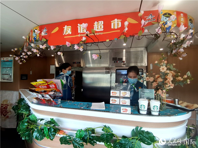 中老鐵路國際旅客列車?yán)锏摹坝颜x超市”。人民網(wǎng) 杜明明攝