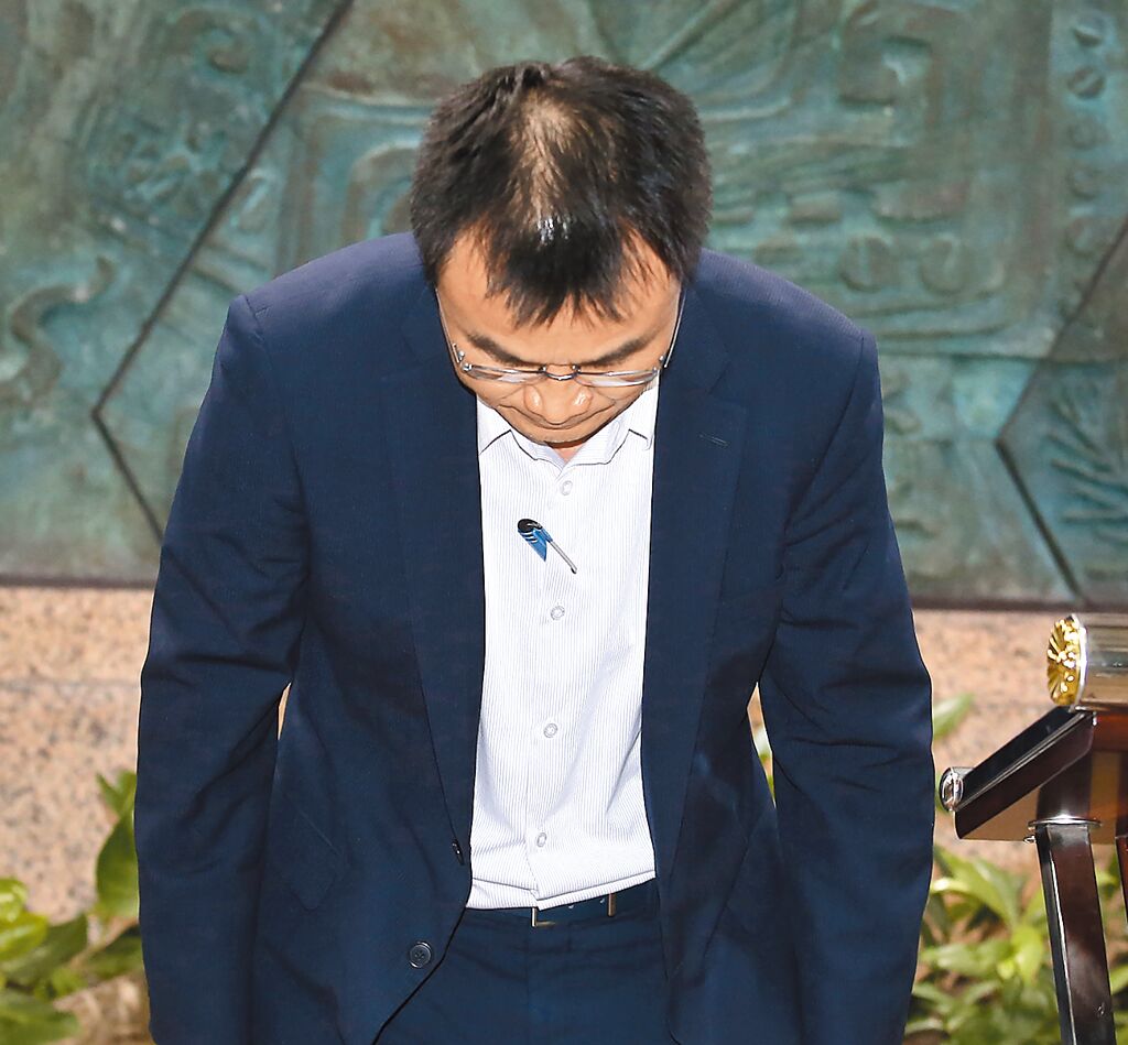 臺農(nóng)業(yè)部門負(fù)責(zé)人陳吉仲19日傍晚舉行記者會說明項目進(jìn)口雞蛋議題，當(dāng)日晚間8點在臉書上宣布辭職。 圖片來源：臺灣“中時新聞網(wǎng)”