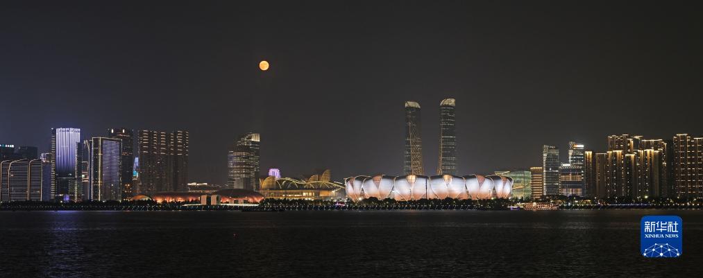 這是9月29日在杭州拍攝的杭州奧體中心體育場和滿月。新華社發(fā)（李忠攝）